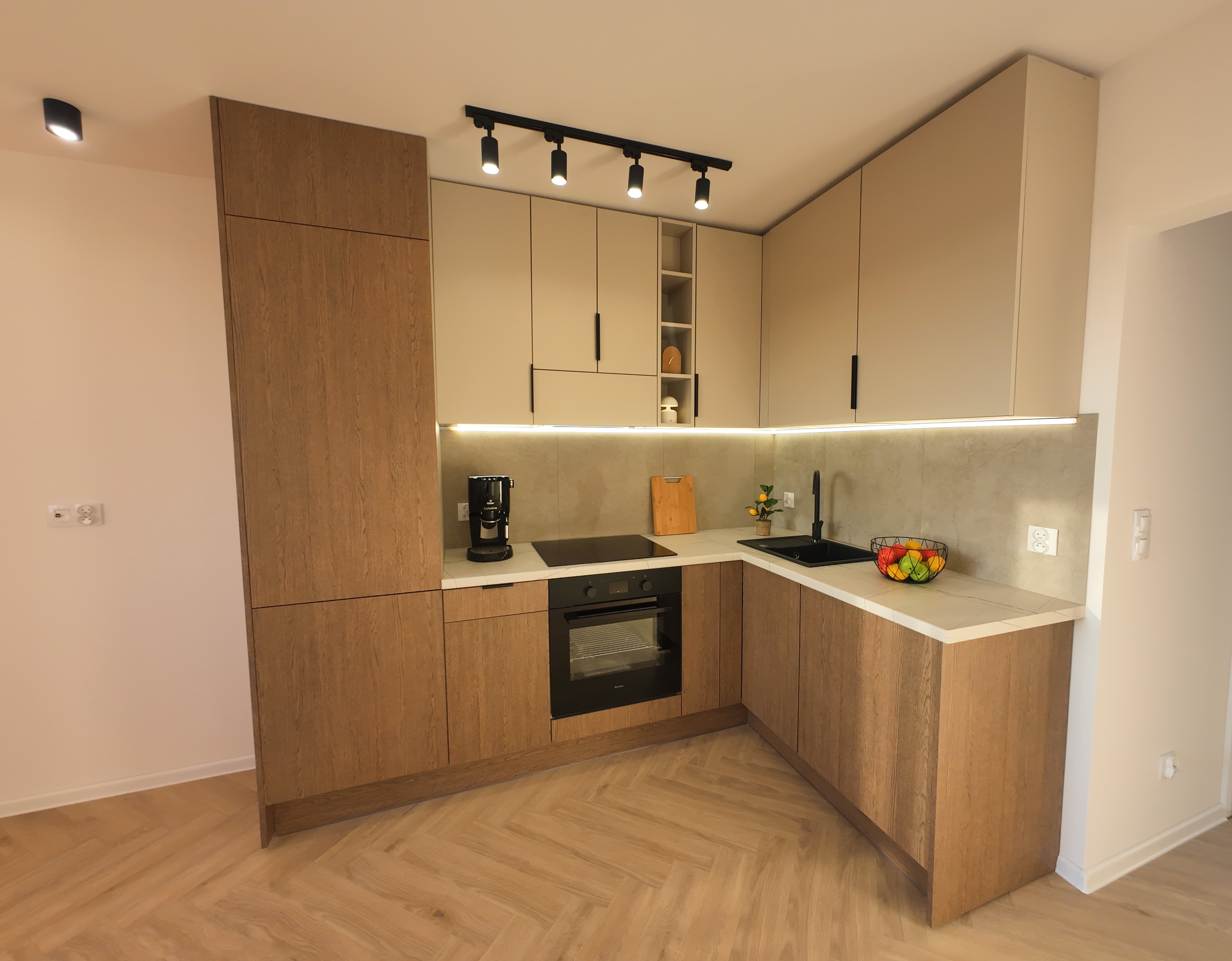 Kuchnia po remoncie z czarnym agd